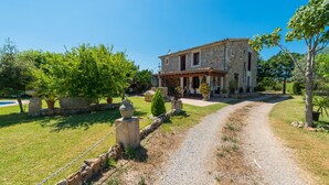 A stone house with a gravel driveway leading to a wooden door. - FINCA CAN DIEGO - Villa with private pool in Inca. Free WiFi (Inca)