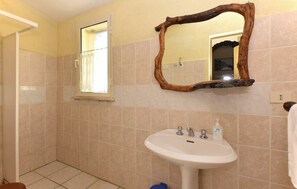 Bathtub, bidet - Wonderful private villa for 7 people with WIFI, private pool, pets allowed and panoramic view (Pitigliano)