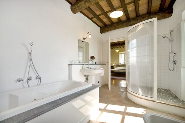 Badewanne, Whirlpool, Haartrockner, Bidet