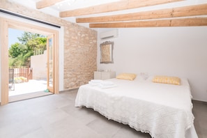 3 slaapkamers, een strijkplank/strijkijzer, gratis wifi, beddengoed