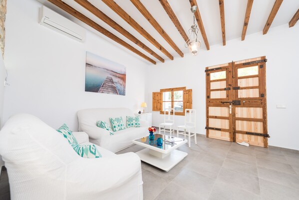 TV - CAN DIANA - Vacation home with private pool in peaceful town. Free WiFi (Campanet)