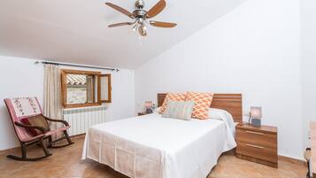 2 slaapkamers, een strijkplank/strijkijzer, gratis wifi, beddengoed