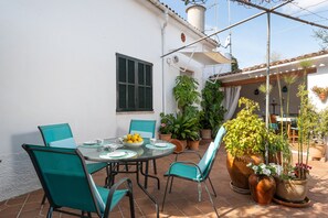 Outdoor dining - CONSTRUCCIONES BALAGUER - Villa with private pool in Mancor de la Vall. Free WiFi (Mancor de la Vall)