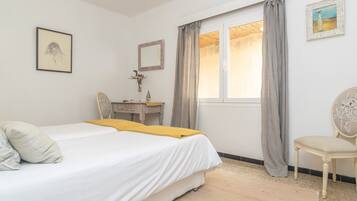 3 slaapkamers, een strijkplank/strijkijzer, gratis wifi, beddengoed