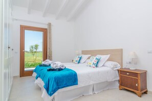 4 slaapkamers, een strijkplank/strijkijzer, gratis wifi, beddengoed