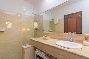 Douche, séchoir à cheveux, serviettes fournies
