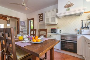 Fridge, microwave, oven, stovetop - CA NA MATAS - Villa with private pool in Son Serra de Marina. Free WiFi (Son Serra de Marina)