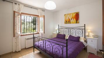 5 bedrooms, iron/ironing board, free WiFi, bed sheets
