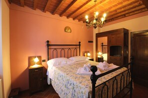 5 Schlafzimmer, Bügeleisen/Bügelbrett, kostenloses WLAN, Bettwäsche