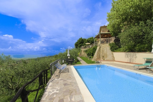 Alleinstehendes Ferienhaus mit  W-LAN, privatem Pool, TV, Haustiere erlaubt, bei Arezzo