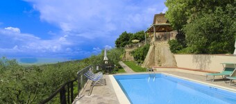 Wonderful private villa for 10 guests with private pool, WIFI, TV and pets allowed, close to Are...