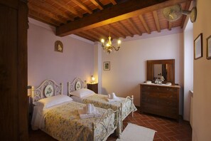 5 bedrooms, iron/ironing board, free WiFi, bed sheets