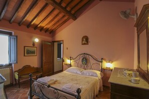 5 bedrooms, iron/ironing board, free WiFi, bed sheets