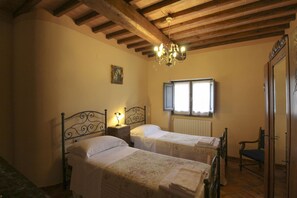 5 slaapkamers, een strijkplank/strijkijzer, gratis wifi, beddengoed