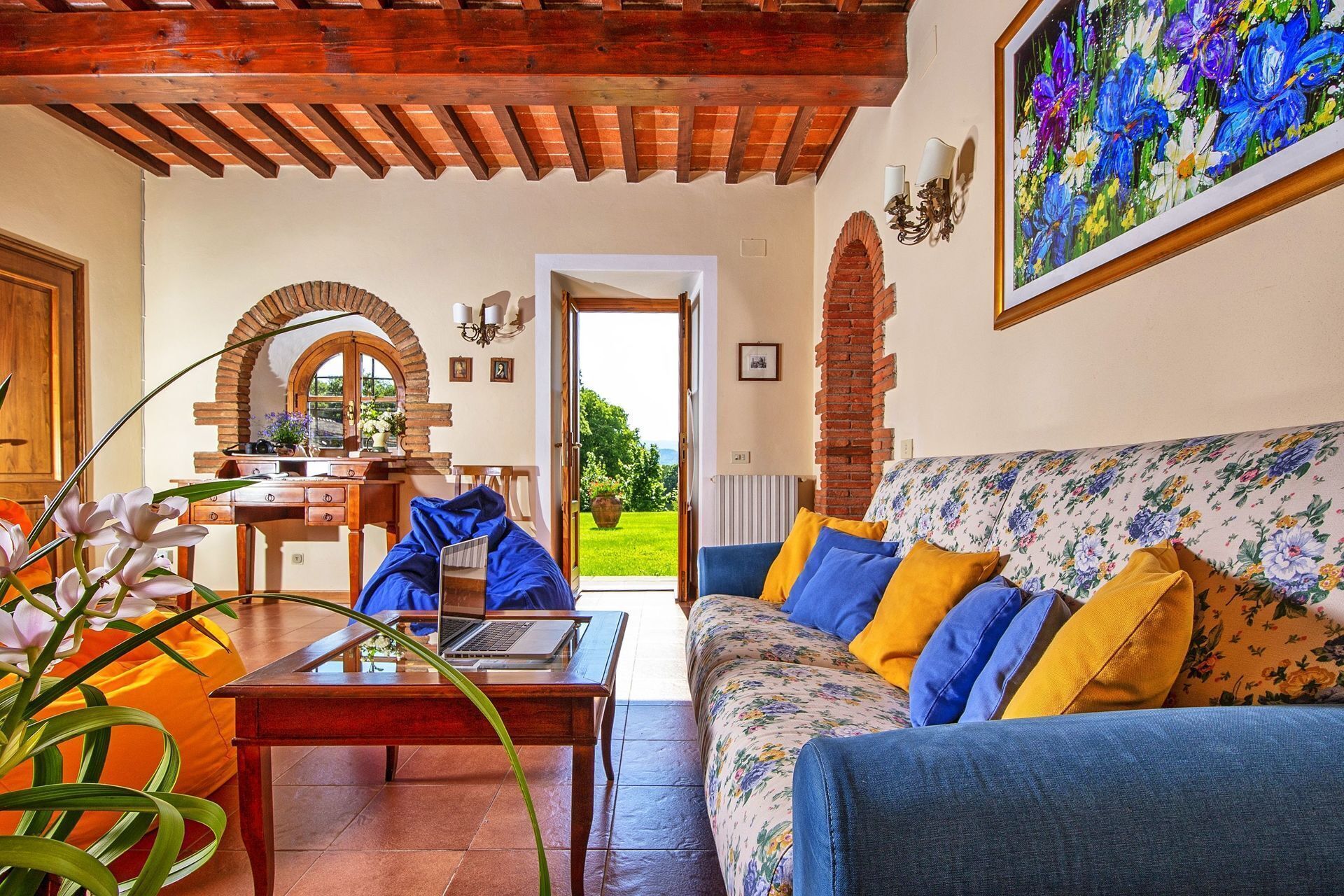 Télévision, cheminée, chaîne hi-fi