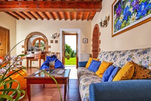 TV, caminetto, impianto stereo