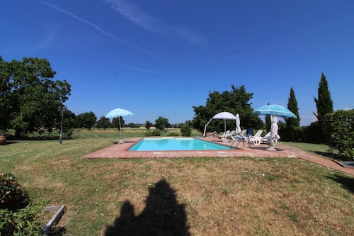 Mooi vrijstaand vakantiehuis met WIFI, privé zwembad, TV en huisdieren toegestaan, dichtbij Arezzo