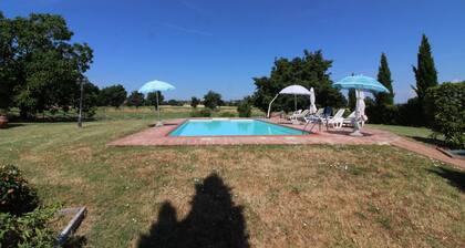 Stunning private villa for 9 people with WIFI, private pool, TV and pets allowed, close to Arezzo