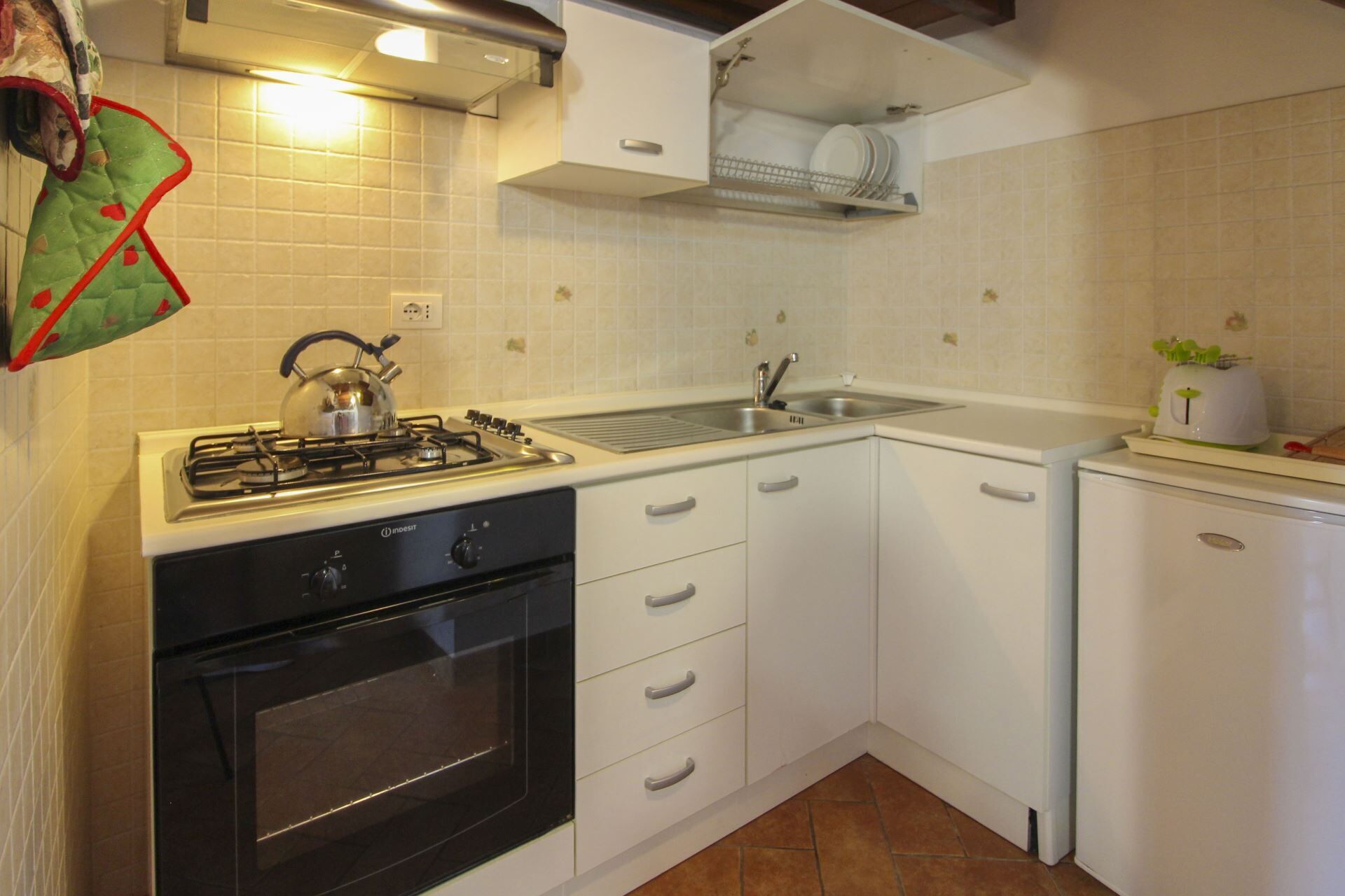 Kühlschrank, Mikrowelle, Ofen, Geschirrspüler