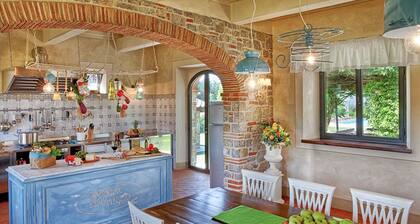 Stunning private villa with private pool, WIFI, TV, patio, pets allowed and panoramic view