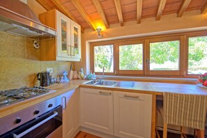 Frigorifero, forno, piano cottura, lavastoviglie