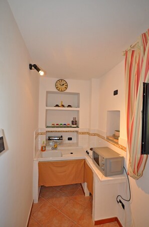 Frigorifero, microonde, forno, piano cottura