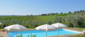 Beautiful apartment for 6 people with pool, A/C, WIFI and panoramic view, close to Greve In Chia...