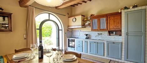 Een koelkast, een oven, een kookplaat, een vaatwasser