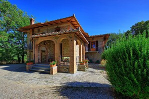 Exterior - Wonderful private villa for 8 people with WIFI, private pool, TV, balcony and panoramic view (Ambra)