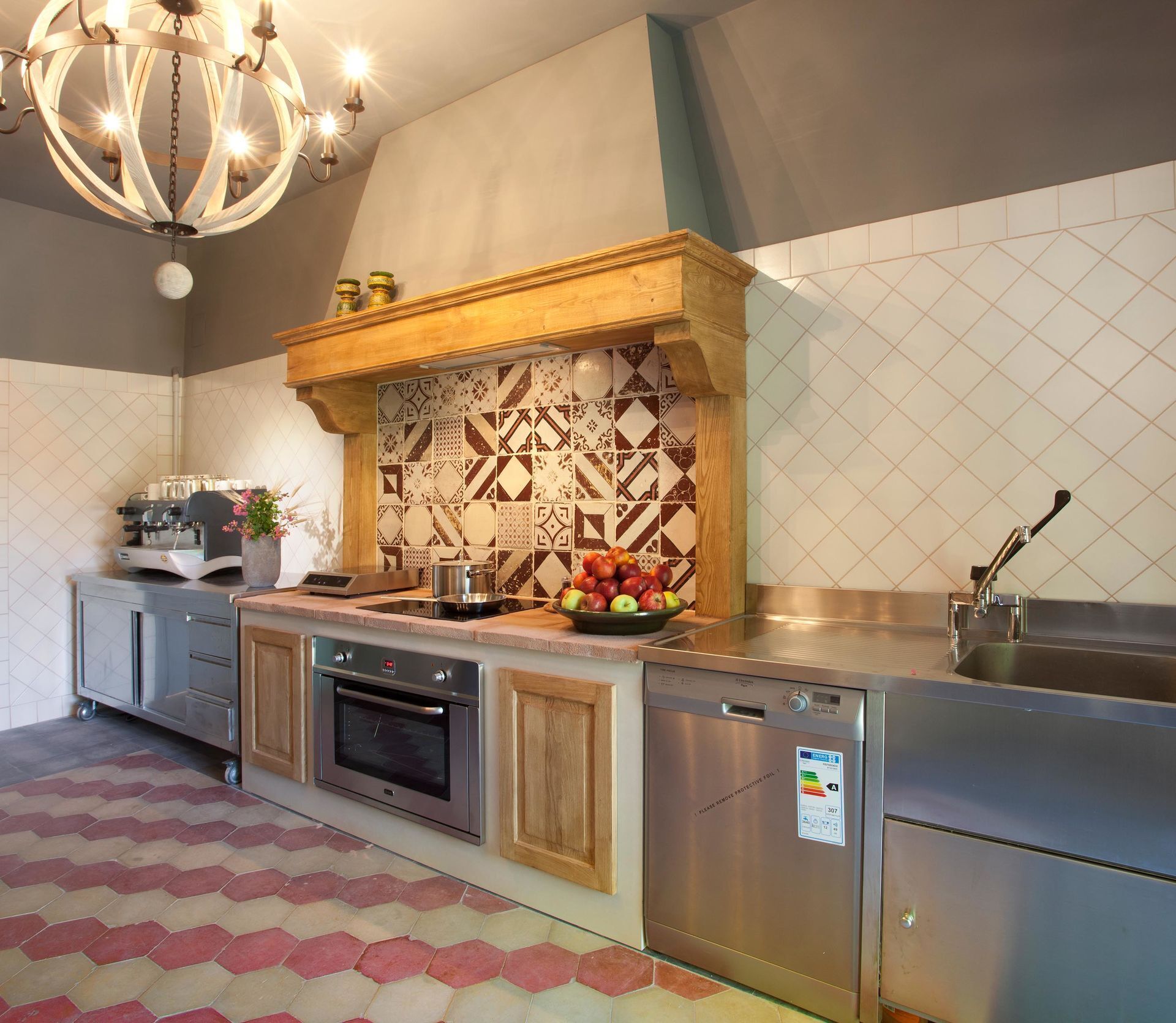 Een moderne keuken met een inbouwoven, roestvrijstalen apparatuur en een decoratieve spatwand.