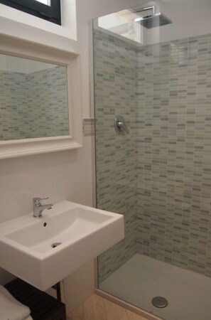 Doccia, asciugacapelli, bidet, asciugamani