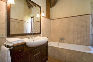 Bathtub, jetted tub, hair dryer, bidet - Stunning  villa with private pool, WIFI, hot tub, A/C, TV, patio and panoramic view, close to Lu... (Capannori)