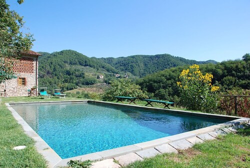 Stunning private villa with WIFI, private pool, TV, patio and panoramic view, close to Lucca