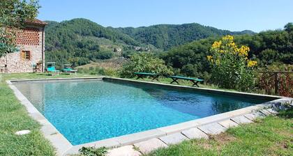 Stunning private villa with WIFI, private pool, TV, patio and panoramic view, close to Lucca