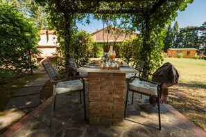 Outdoor dining - Lovely apartment for 4 guests with pool, WIFI, A/C, TV, pets allowed and panoramic view (Ghizzano)