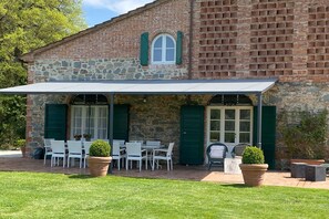 Outdoor dining - Beautiful private villa for 12 people with A/C, private pool, WIFI, TV and panoramic view (Orentano)