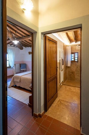 1 habitación, tabla de planchar con plancha y cuna de viaje
