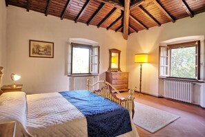 5 bedrooms, travel cot, free WiFi