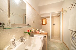 Dusche, Haartrockner, Bidet