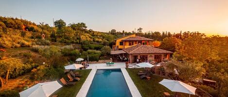 Piscina aquecida, guarda-sóis