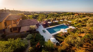 A pool area with a view of the countryside, surrounded by greenery and a few buildings. - Villa with WIFI, A/C, pool, TV, patio, pets allowed, panoramic view, close to San Gimignano (Montaione)