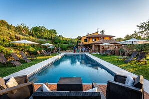 Beheizter Pool, Sonnenschirme