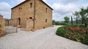 A stone building with a gravel driveway and a gated entrance. - Private Villa with A/C, private pool, WIFI, TV, pets allowed, panoramic view, close to Montepulciano (Montefollonico)