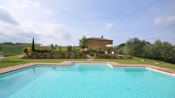 A rectangular pool with clear blue water, surrounded by a stone deck. In the background, there is a stone building with a tiled roof, and a stone wall with a pathway leading to it. - Private Villa with A/C, private pool, WIFI, TV, pets allowed, panoramic view, close to Montepulciano (Montefollonico)