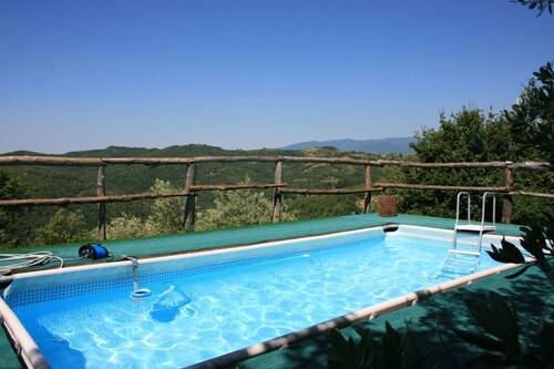 Stunning private villa for 2 people with A/C, WIFI, private pool and TV, close to Arezzo
