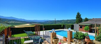 Skøn privat feriebolig med klimaanlæg, privat pool, WIFI, TV, gårdhave, nær ved Montalcino