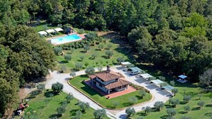 An aerial view of a property with a central building, a swimming pool, and a parking area surrounded by greenery. - Stunning private villa for 8 guests with A/C, WIFI, private pool and TV, close to Montepulciano (Sinalunga)