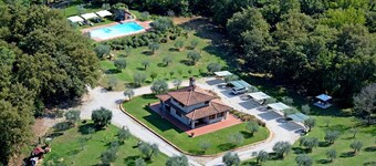 Stunning private villa for 8 guests with private pool, A/C, WIFI and TV, close to Montepulciano