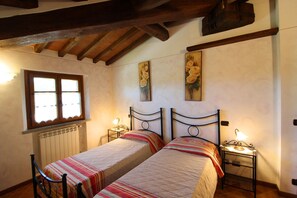 4 bedrooms, free WiFi, bed sheets - Beautiful private villa for 8 people with A/C, private pool, WIFI and TV, close to Montepulciano (Sinalunga)