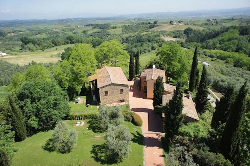 Gemütliche Wohnung mit Klimaanlage, Pool,  W-LAN, TV und Haustiere erlaubt, bei San Gimignano
